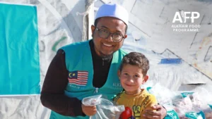 Bakul bantuan makanan dengan pelbagai jenis makanan untuk pemakanan seimbang